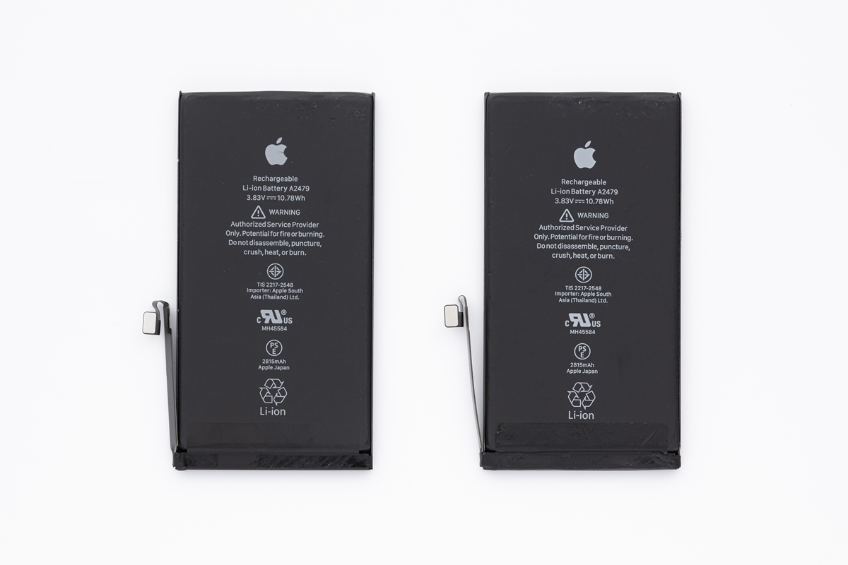 iPhone 12と同ProのLiイオン２次電池。（撮影：加藤 康）