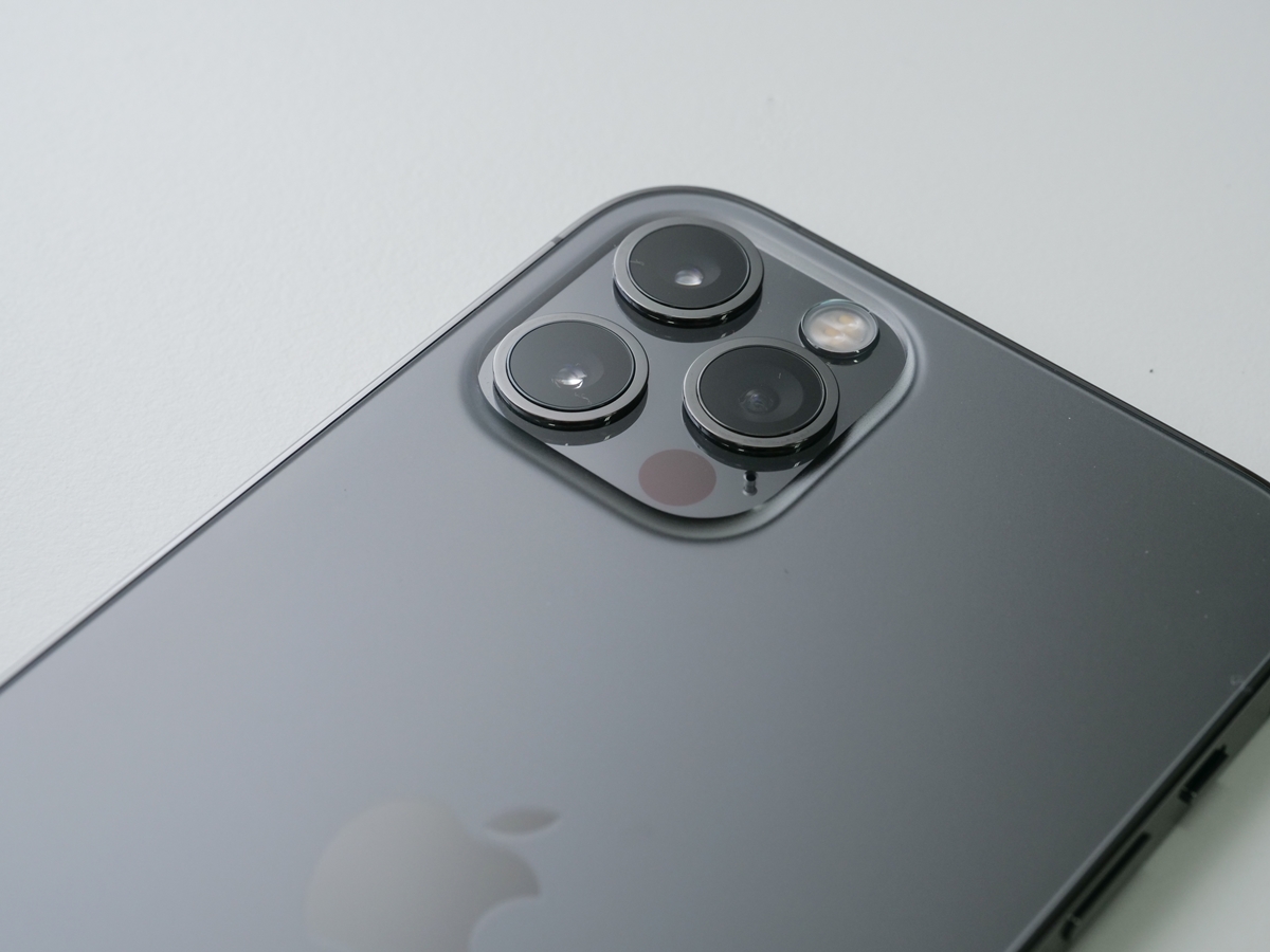 ステンレススチール製のiPhone 12 Pro。（撮影：加藤 康）