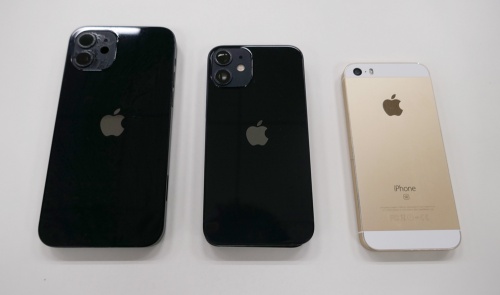左から順にiPhone 12、同12 mini、同SE（第1世代）。外形寸法はそれぞれ71.5×146.7×7.4mm、64.2×131.5×7.4mm、58.6×123.8×7.6mm（撮影：日経クロステック）