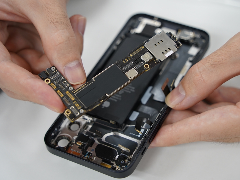 iPhone 12 miniを分解、同じ機能を小型部品で実現（3ページ目） | 日経