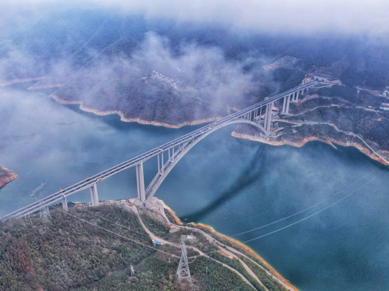 388メートル 世界最長スパンの道路鉄道併用の鋼けたアーチ橋が中央で