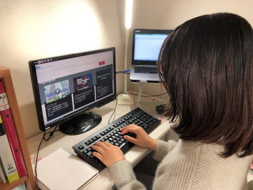 日立製作所社員の在宅勤務の様子(川崎市)。同社は緊急事態宣言対象地域の事業所の出勤率を15%以下に抑えることを目指す。従来は30%程度で推移していた。(出所:同社)