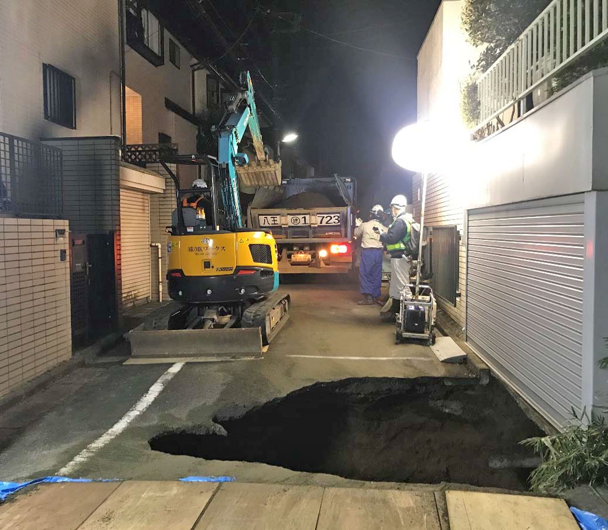 市道に生じた陥没穴の容積は140m<sup>3</sup>ほど。東日本高速は翌日未明までに砂で埋め戻して応急復旧した（写真：東日本高速道路会社）