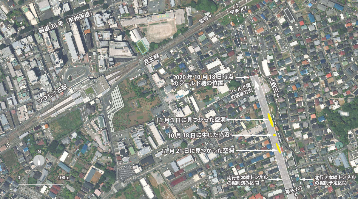 陥没や空洞が見つかった地点。京王線つつじケ丘駅に近い住宅地で、1カ月ほど前に南行き本線トンネルのシールド機が通過したほぼ真上に当たる。北行き本線トンネルのシールド機はまだ通過していなかった。東日本高速道路会社の資料を基に日経クロステックが作成（写真：国土地理院）