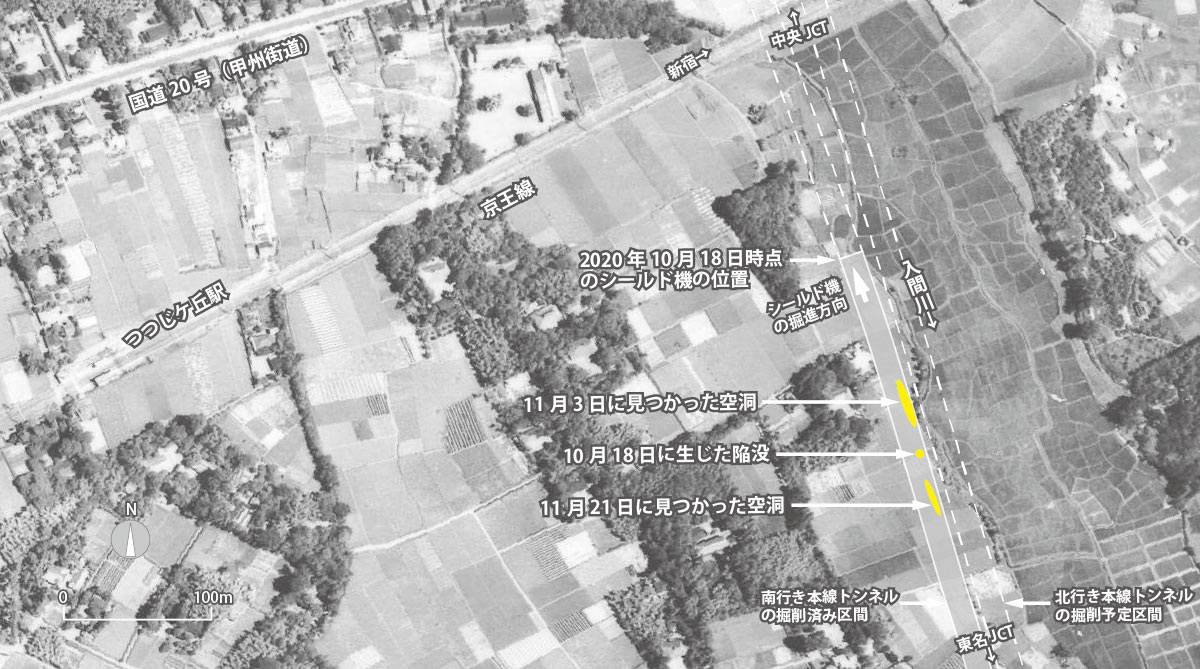 1947年の航空写真に、今回の陥没や空洞が見つかった地点を重ねる。入間川の周辺には水田が広がっていた。陥没地点付近は入間川から西側に浅く入り込んだ谷地形にあり、有識者委員会は「入間川がかつて西側に蛇行していた可能性もある」とみる。東日本高速道路会社の資料を基に日経クロステックが作成（写真：国土地理院）