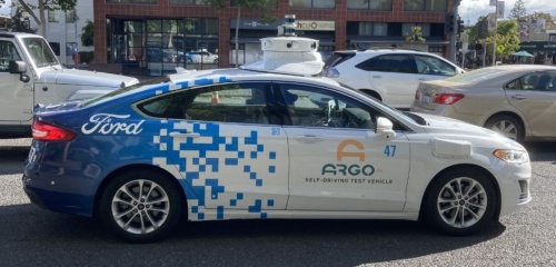 カリフォルニア州パロアルトを走行中のアルゴの自動運転車両