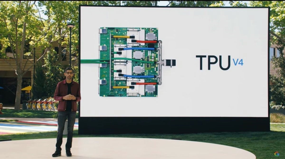 「TPU v4」を紹介するピチャイ氏 （出所：Google I/O 2021の基調講演の公式動画からキャプチャーしたもの）