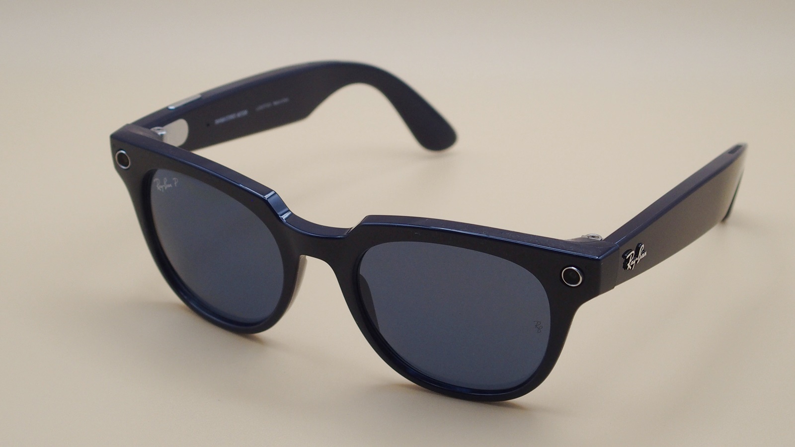 Ray-Ban印スマートグラス、ほぼアクションカメラ 基板はツルに | 日経