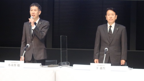 日野自動車社長の小木曽聡氏（左）と同社会長の下義生氏（右）