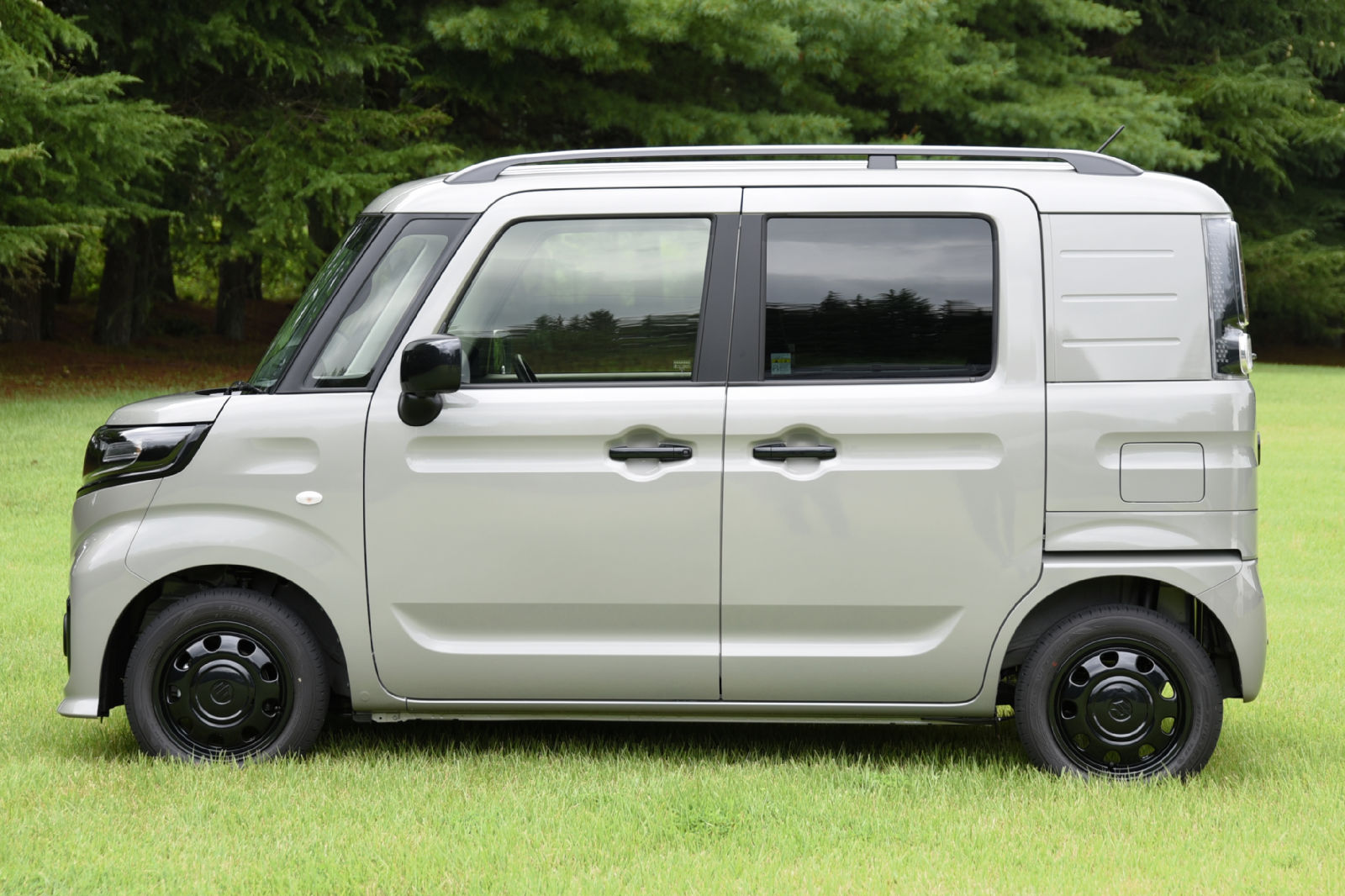 スズキが新型軽商用車 仕切り自由、ワークスペースや車中泊利用に対応 「スペーシア ベース」発売｜あなたの静岡新聞