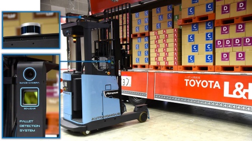 トラック上の荷物の積み下ろしを実演する豊田自動織機の新型自動運転フォークリフト（AGF）
