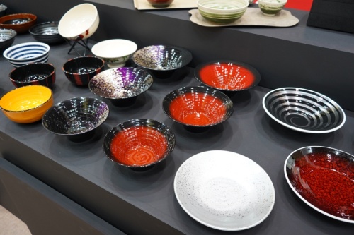 卵の殻を含んだ食器を福井の漆器メーカーが展示会で披露