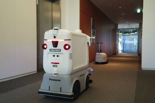 図2　配送ロボットとロボット掃除機が廊下ですれ違う