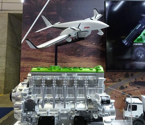 図1　開発中のエンジンと無人航空機の模型