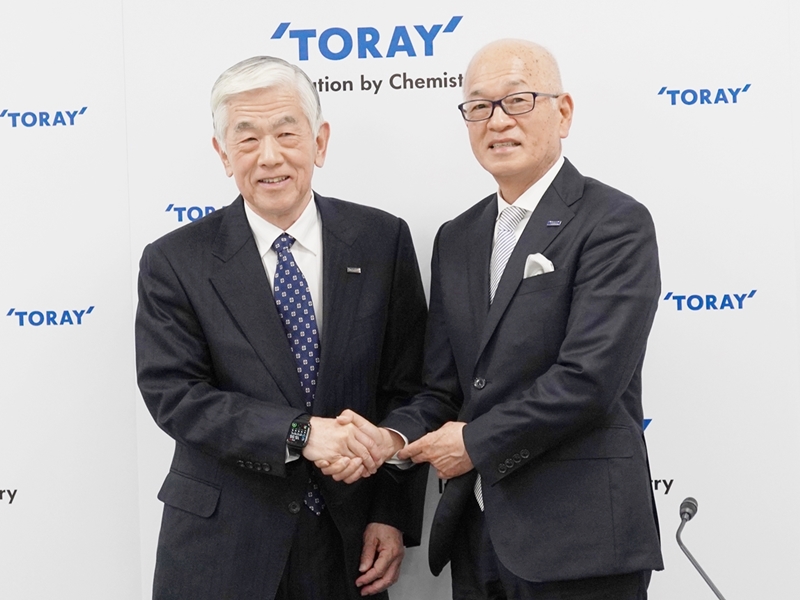 東レの社長は日覺昭廣氏（左）から大矢光雄氏（右）へ