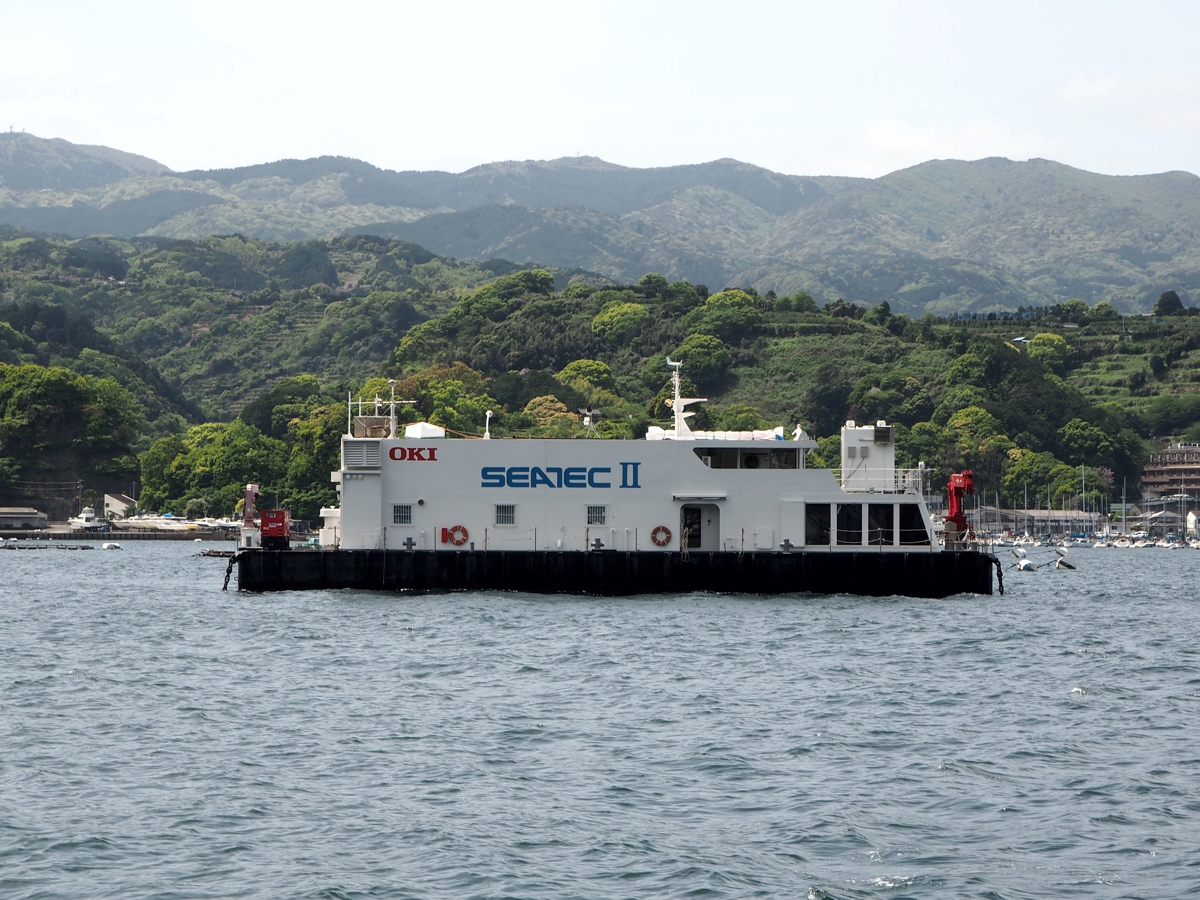 床の開口に落ちたら32mの海底、OKIが国内唯一の洋上計測設備を公開