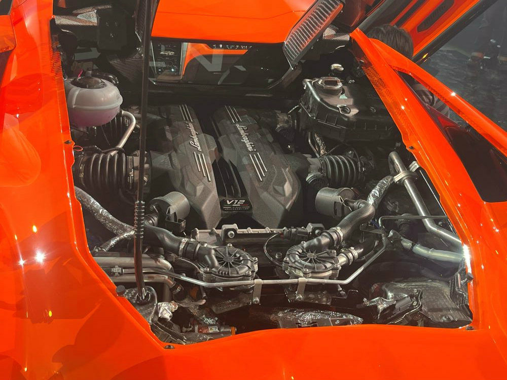 ランボルギーニのPHEV「Revuelto」、V12エンジンに3つの電気モーターを