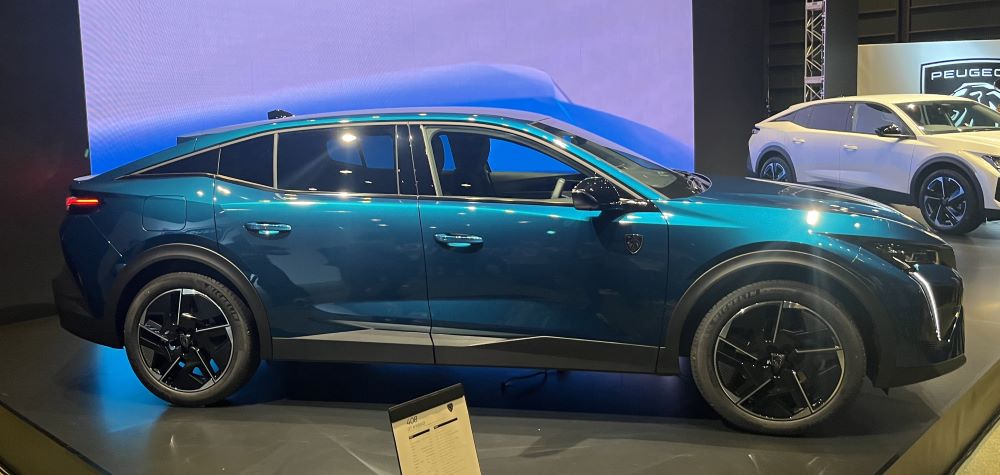プジョーの新型「408」、日本市場に合ったクロスオーバーで脱