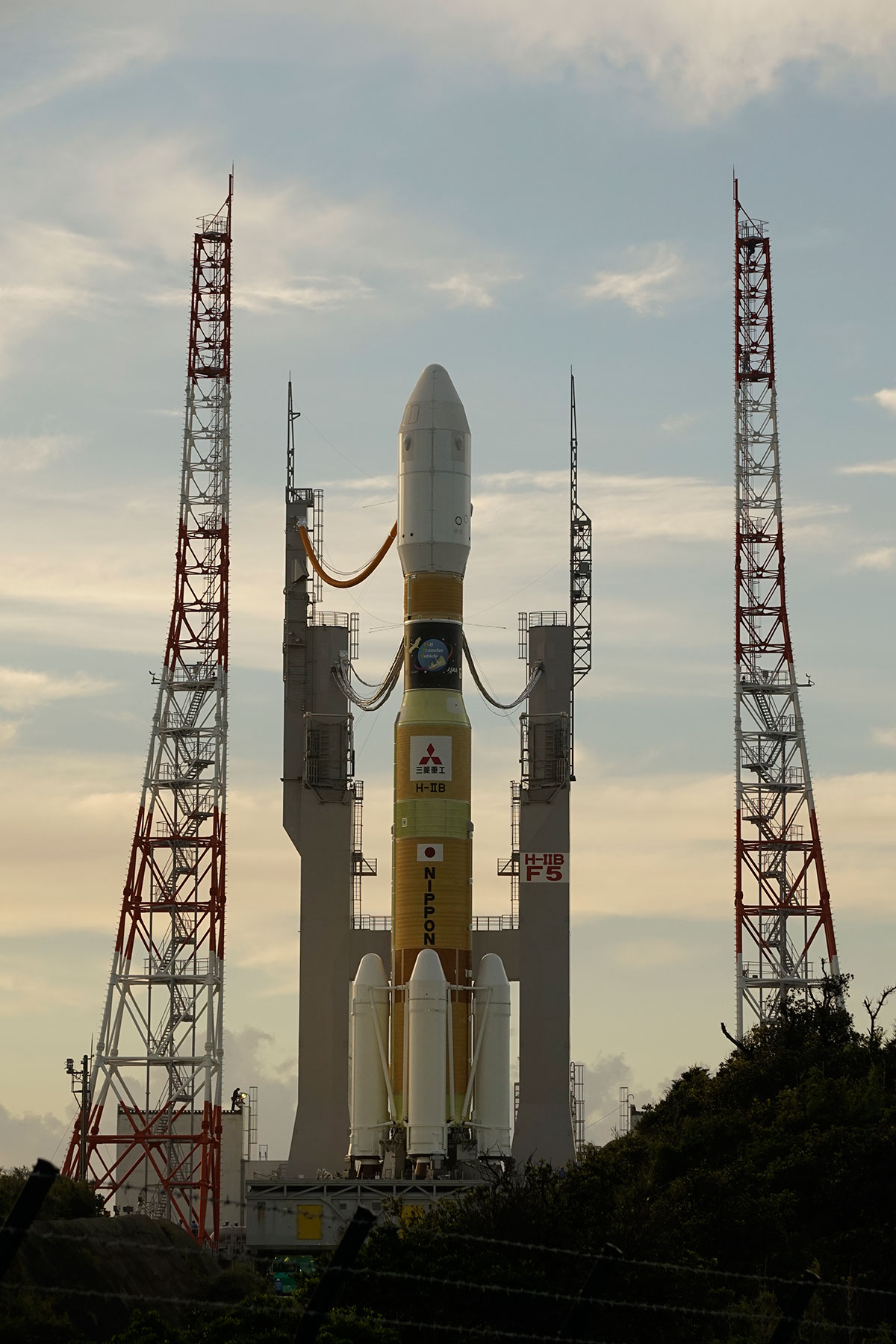 H3ロケットの立ち姿を射点で初公開、写真で見る実機の全貌 | 日経