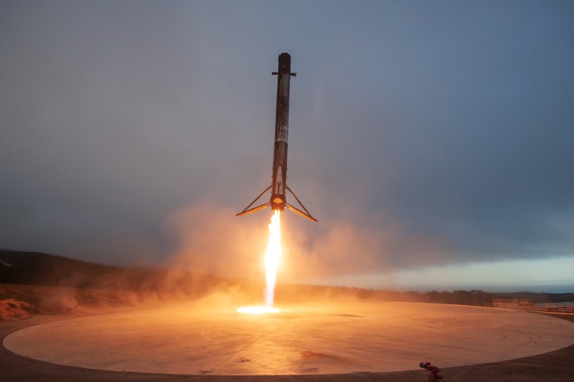 SpaceX Falcon 9 ロケットモデル SpaceX Falcon 9 Model Rocket - Scale Replica | Estes Rockets
