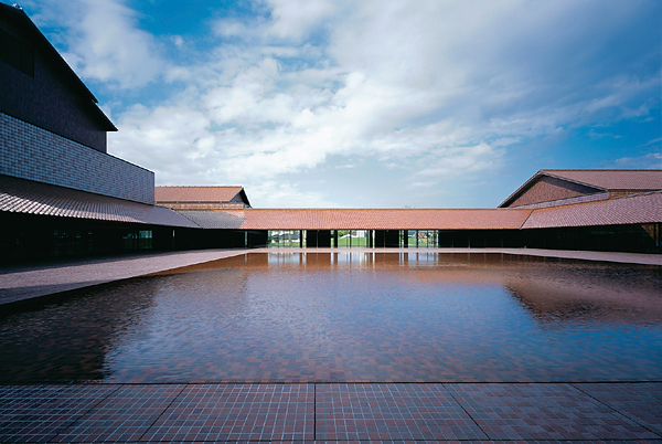 町に溶け込む石州瓦と四角い中庭 | 日経クロステック（xTECH）