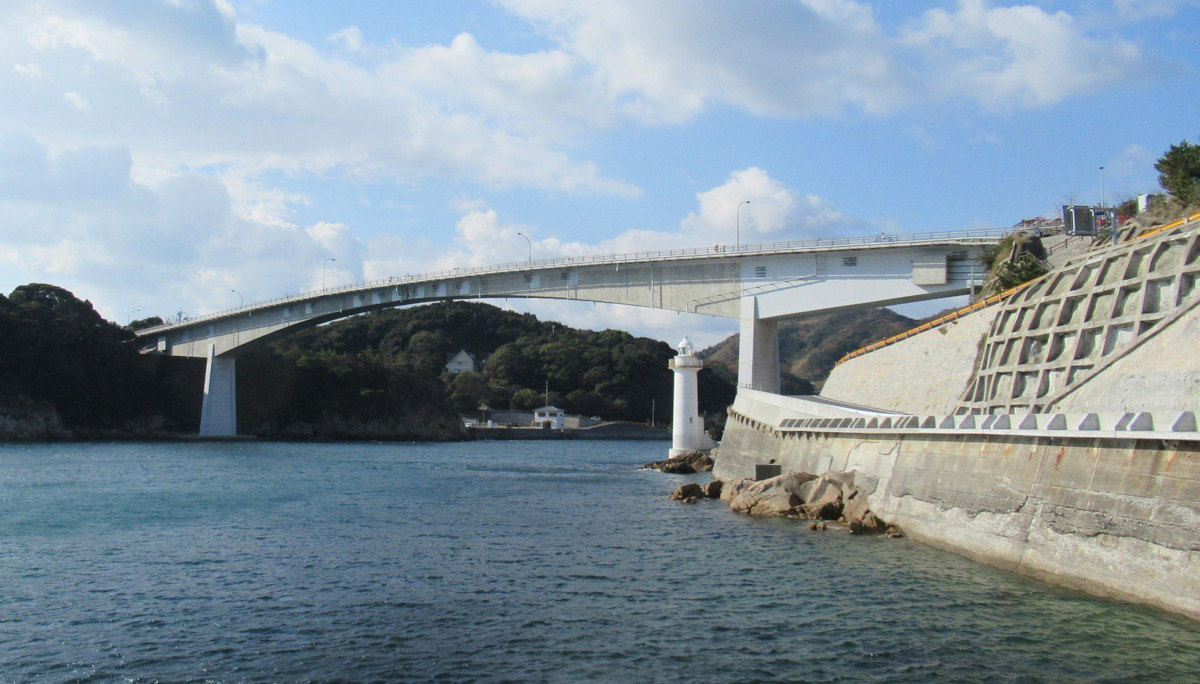 室津半島と長島の間の海上に架かる上関大橋。右側が、桁端部で跳ね上がりが生じた室津側（写真：日経コンストラクション）