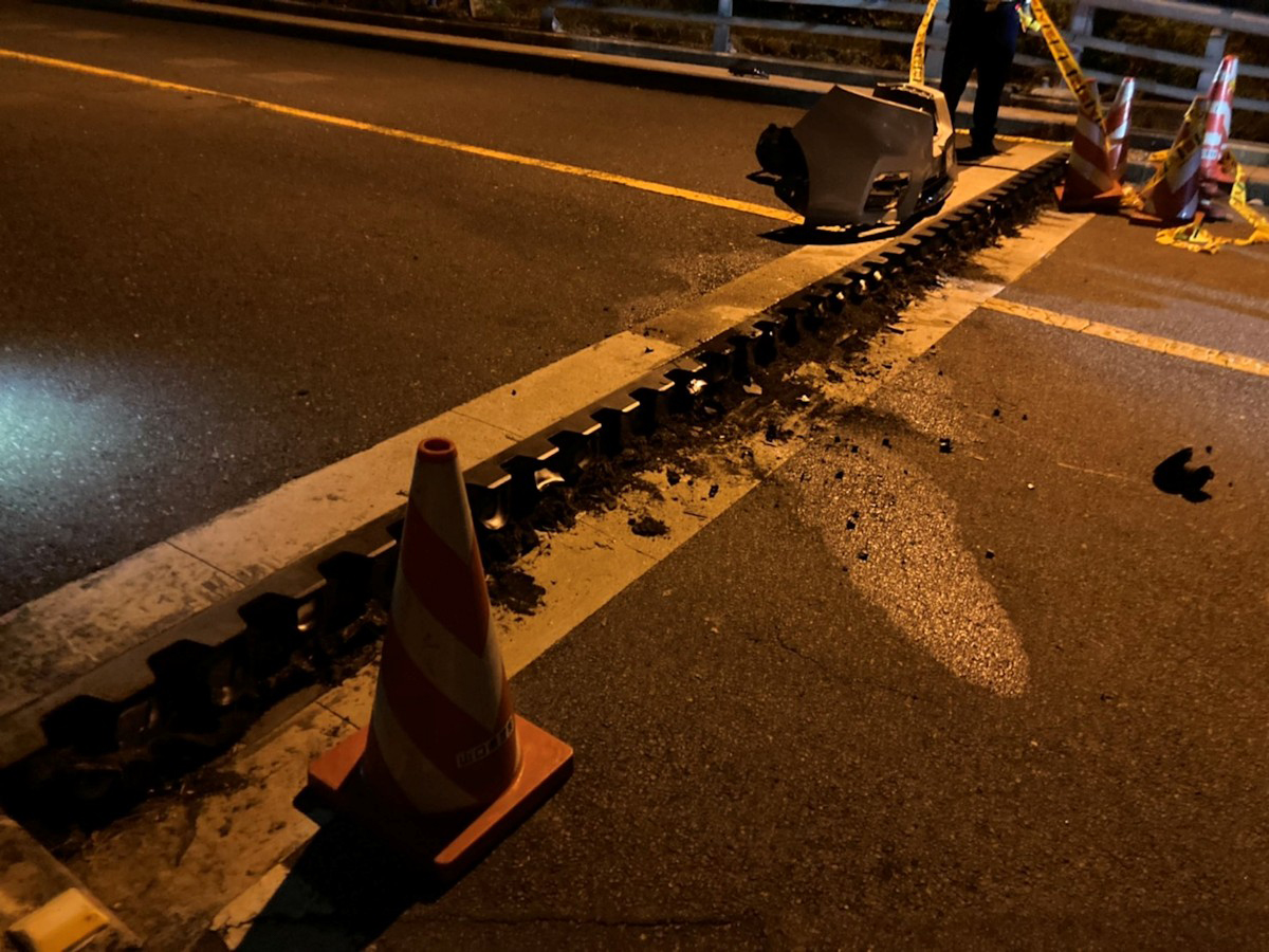 事故直後の様子。路面に約20cmの段差が生じ、通りかかった車が衝突した（写真：山口県）