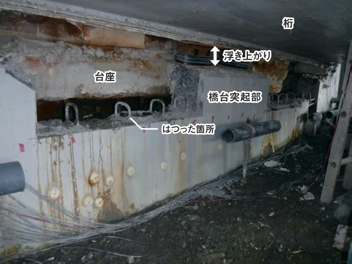桁下の様子。橋台突起部をはつって鉛直PC鋼棒の状態を確認した（写真：山口県）