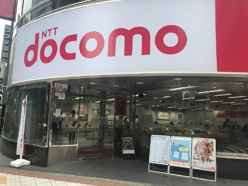 NTTドコモが「ドコモショップ」を大量閉店する方針を打ち出したことで、ショップを運営する販売代理店から悲鳴の声があがる