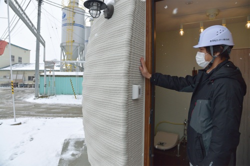 インド向けプロトタイプのトイレは鉄筋コンクリート造。室内は垂直に立っており、この壁に沿って配筋している（写真：日経クロステック）