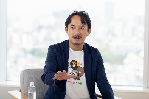 <span class="fontBold">川邊健太郎(かわべ・けんたろう)</span><br>Zホールディングス代表取締役社長Co-CEO(共同最高経営責任者)。大学在学中に設立したベンチャーがヤフーと合併し、2000年にヤフーに入社。18年にヤフー社長CEO、ソフトバンク取締役に就任。21年LINEとの経営統合に伴い、現職。(写真=的野弘路)