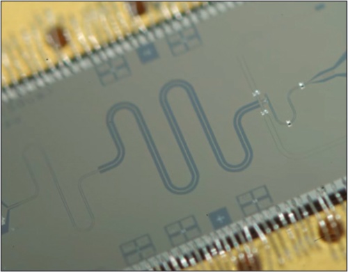 理化学研究所らが開発した量子コンピューターの電子回路(出所:理化学研究所の広報動画)