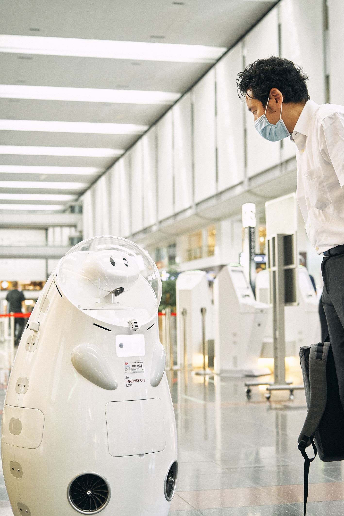 遠隔操作のアバターロボットが乗客を案内する