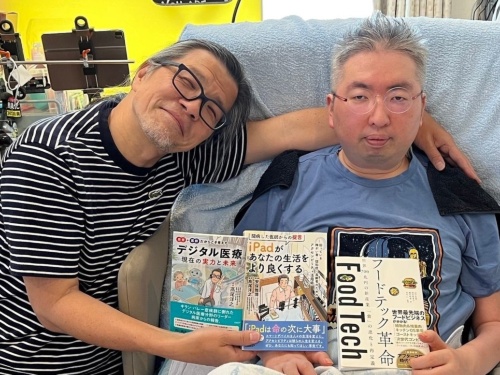 35年ぶりに高尾先生の自宅を訪れ、感動の再会を果たした私と高尾先生