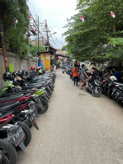 写真1　道路やお店の前になどにバイクが止められているのは日常的な光景