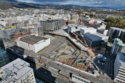 新駅「箕面船場阪大前駅」付近を上空から撮影した。写真右下に見えるのは新駅のエントランスや駅前広場の工事の様子（写真：生田 将人）