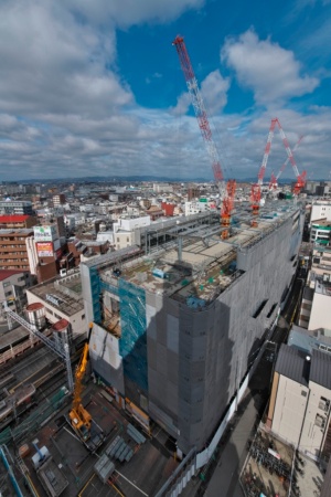 地上4階建ての新駅舎の建設が進んでいる（写真：生田 将人）