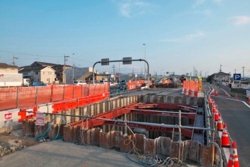 国道24号の東側では橋脚建設のための基礎工事が進められている（写真：生田 将人）