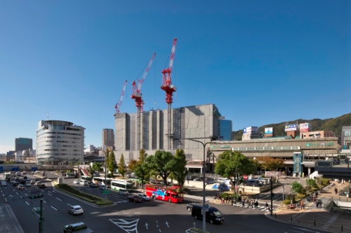 JR三ノ宮駅周辺を南東側から見る。解体工事が進む三宮ターミナルビル。一番左のタワークレーンは神戸阪急ビル東館の建設工事のもの（写真：生田 将人）