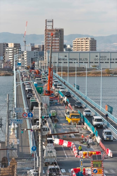 2017年8月から大規模修繕工事が始まった淀川大橋。19年10月から第3期となる中央部分の工事がスタートした（写真：生田 将人）