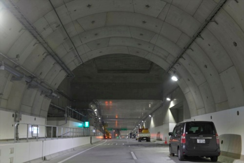 阪神高速6号大和川線の全体9.7kmの約7割を占めるトンネルは、写真手前の丸い断面のシールド工法と写真奥の四角い断面の開削工法の2種類の工法によって建設された（写真：生田 将人）