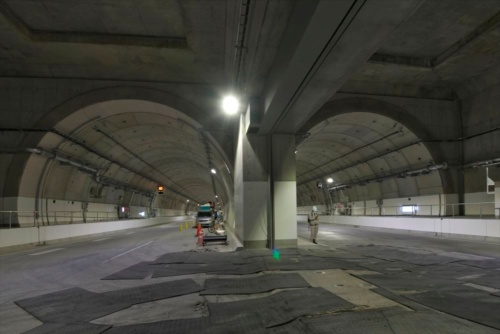 長さ4922mの大和川第3トンネルの大部分を占めるシールド工法部分。上下線の間隔は1mほどと超近接で併設さている。ここまで長距離に、超近接の大断面併設シールドトンネル構造を採用したのは日本で初めてだという（写真：生田 将人）