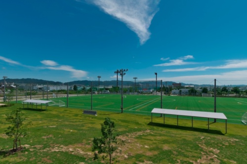 ナイター設備のある人工芝のサッカーグラウンドを備える。近隣には野球場や体育館などもあり、様々なスポーツの合宿に使える（写真：生田 将人）