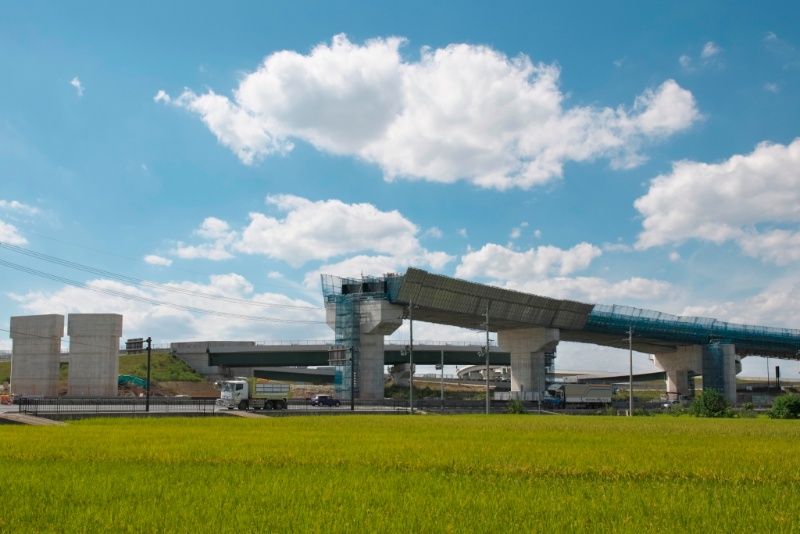 田園地帯にそびえる橋脚 新名神高速道路の城陽ジャンクション 日経クロステック Xtech 田園地帯にそびえる橋脚 新名神高速道路の城陽ジャンクション 日経クロステック Xtech