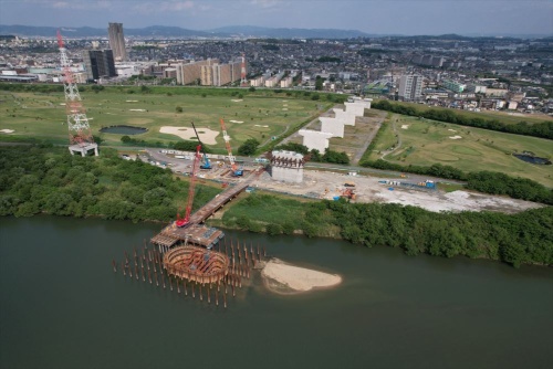 枚方市側の淀川河川敷には橋脚が立ち並ぶ。淀川の中では1基の橋脚の建設が始まっている(写真:生田 将人)