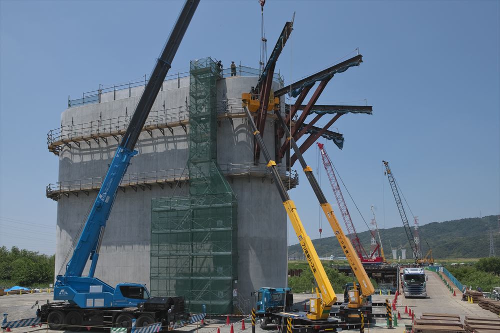 最も淀川に近い橋脚では柱頭工事のためのブラケットの架設が行われていた（写真：生田 将人）