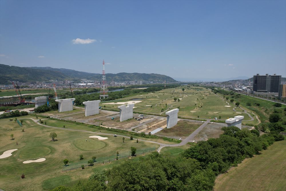 枚方市側の淀川河川敷には、ゴルフコースを分断する形で橋脚が立ち並んでいる（写真：生田 将人）