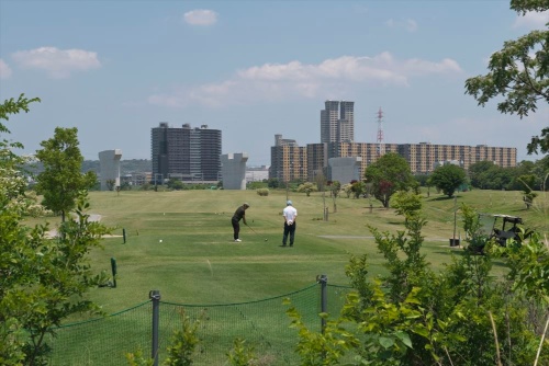 橋脚の方向にティーショットを打とうとしているゴルフコースの利用者(写真:生田 将人)
