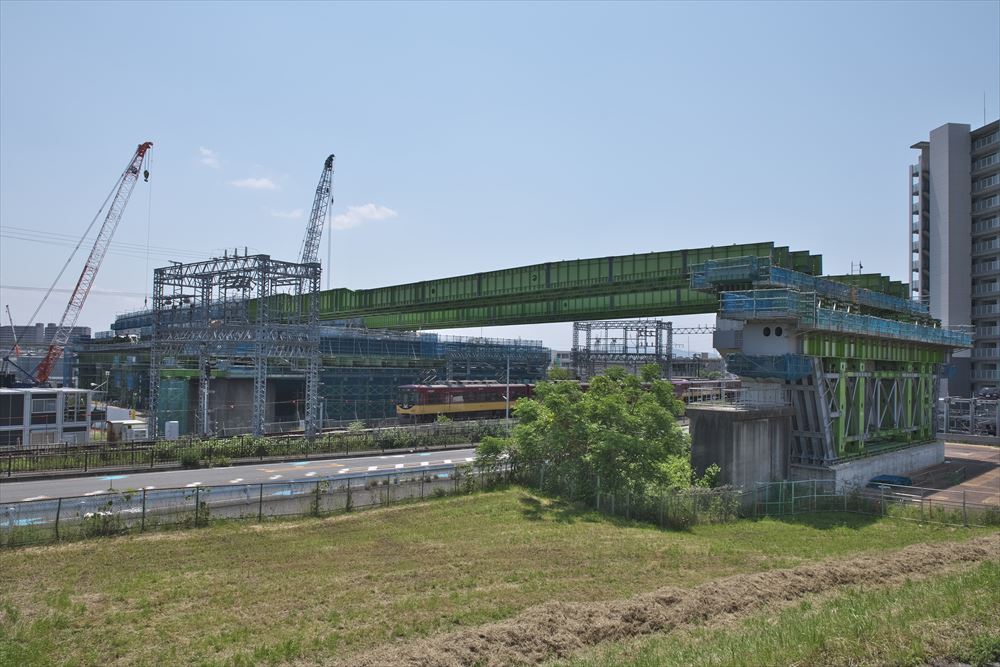 京阪本線や府道13号京都守口線（旧国道1号線）と交差する箇所を北西から見る。新名神高速道路の橋桁を施工するための手延べ桁が設置されていた（写真：生田 将人）