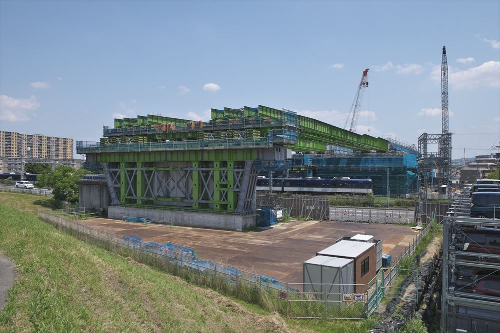 京阪本線や府道13号京都守口線（旧国道1号線）と交差する箇所を南西から見る。次々と電車が通過する（写真：生田 将人）